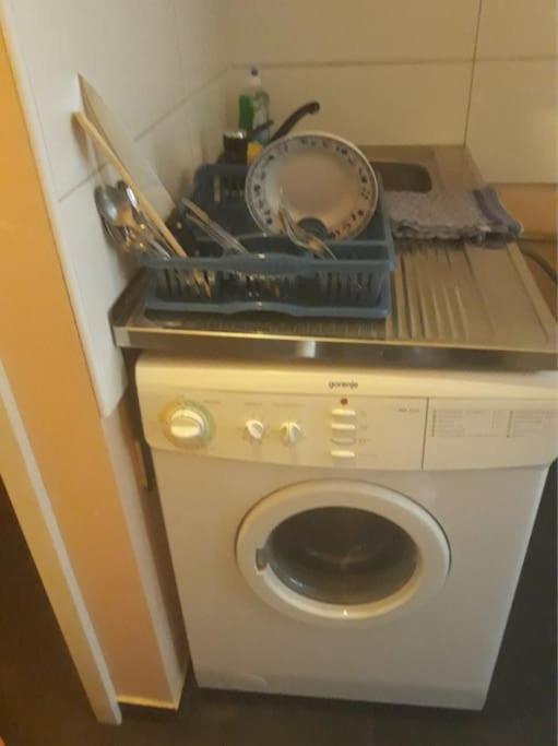 Simple Apartment 10 Minutes To Downtown Виена Екстериор снимка
