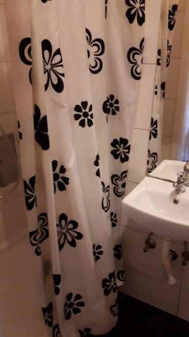 Simple Apartment 10 Minutes To Downtown Виена Екстериор снимка