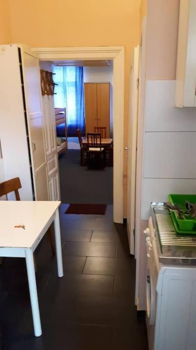 Simple Apartment 10 Minutes To Downtown Виена Екстериор снимка