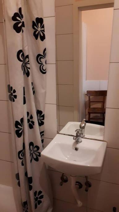 Simple Apartment 10 Minutes To Downtown Виена Екстериор снимка